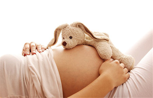 怀孕梦见抱着别人家的女孩子，预示生男生女的神秘梦境解析