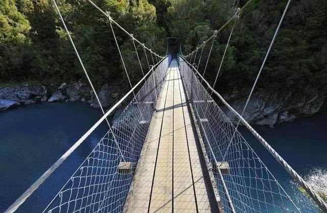 心理测试：选一座最结实的吊桥，测你这辈子最大的靠山是谁？