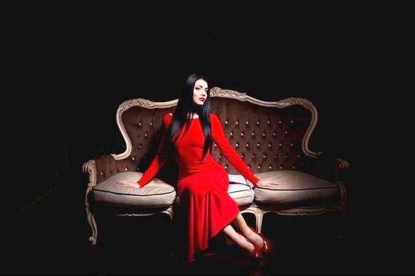 心理测试:哪个沙发上的女人很霸气,测在老公面前你是真女王吗