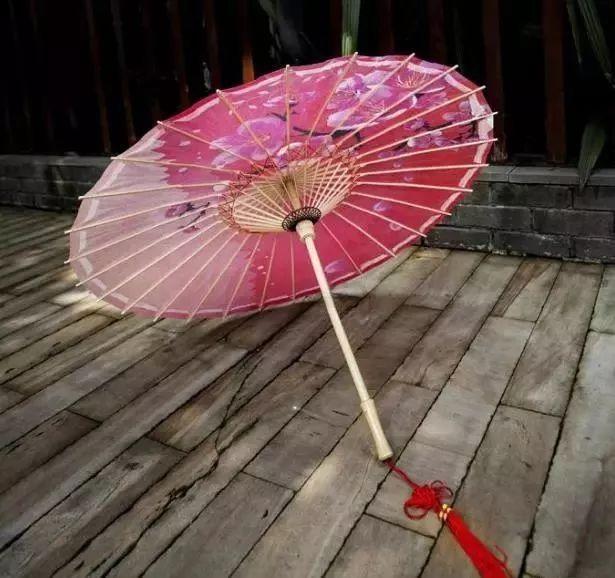 心理测试——下雨时你选哪一把？测今生谁会对你不离不弃~