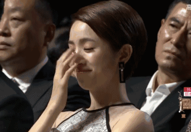 一道很火的心理测试:从牵手看出你的性格!特准!