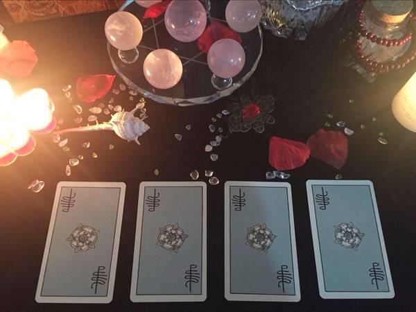 塔罗占卜：你的安全感是不是来自于那个男人呢？