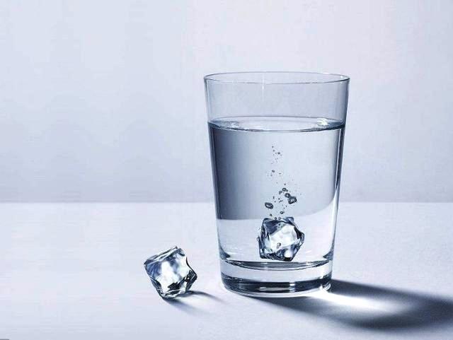 心理学：凭直觉选一杯水，测出你要过多久才能忘记他？