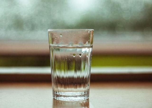 心理学：凭直觉选一杯水，测出你要过多久才能忘记他？